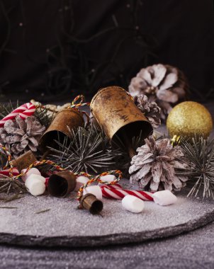 Köknar dallarıyla Noel süslemesi