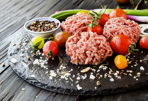 Carne picada cruda, verduras con sal y especias, enfoque selectivo — Foto de Stock