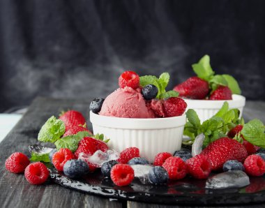 taze çilek, yaban mersini ve ahududu meyve dondurma