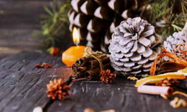 Köknar dallarıyla Noel süslemesi