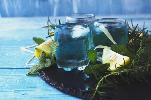 Blauer Curaçao-Likör oder Sambuca mit Zitrone — Stockfoto