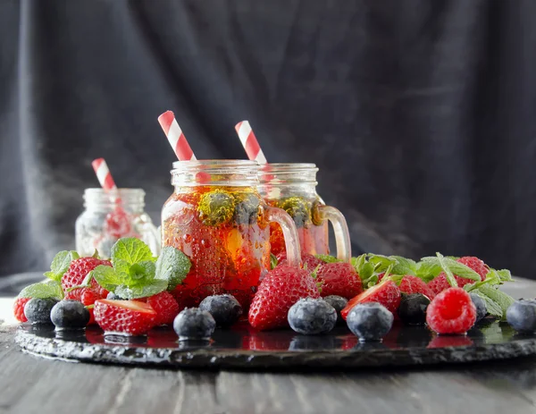 Beerensaft im Glas mit Beeren, Eis und Minze — Stockfoto