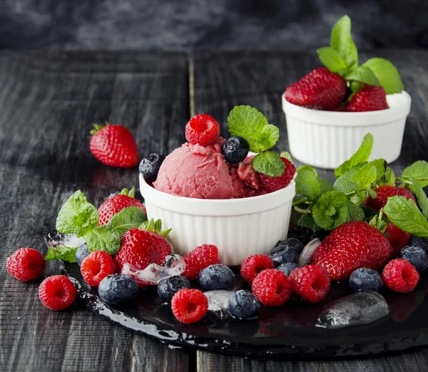 Sorvete de frutas com morangos frescos, mirtilos e framboesas — Fotografia de Stock