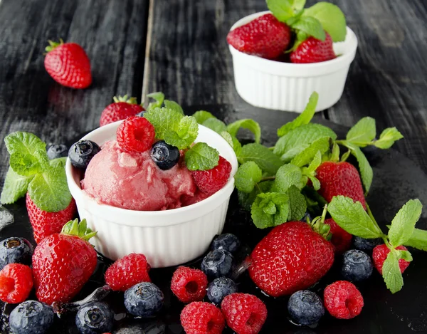 Sorvete de frutas com morangos frescos, mirtilos e framboesas — Fotografia de Stock