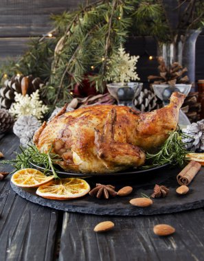 Noel ve yeni yıl için pişmiş tavuk