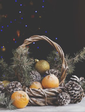 Köknar dallarıyla Noel süslemesi