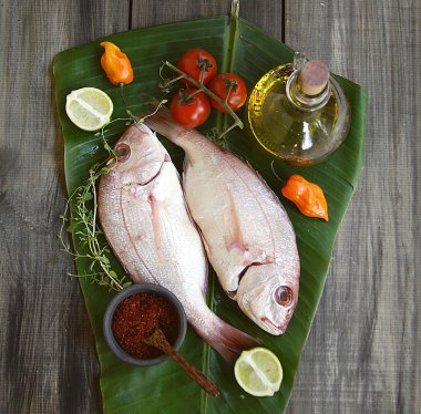 Ahşap kurullarında sebzeli taze balık