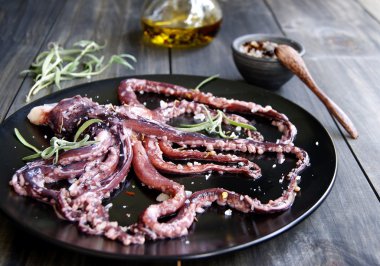 Bir kuşkonmaz ile taze kalamar