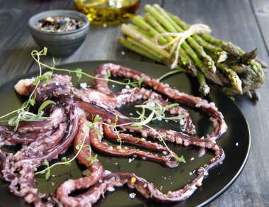 Bir kuşkonmaz ile taze kalamar