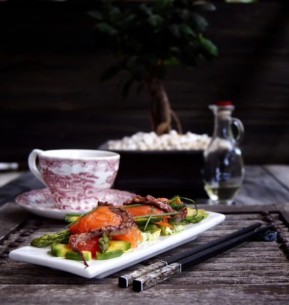 Zachte salade met een zalm, een inktvis — Stockfoto