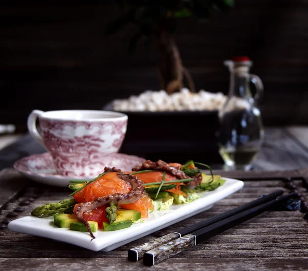 Nazik bir somon balığı, kalamar salatası — Stok fotoğraf