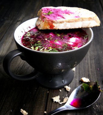 Soğuk pancar çorbası ekmek ile