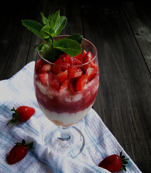 Strawberry cheesecake dessert with mint — Stock Photo, Image