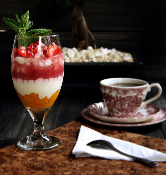 Strawberry cheesecake dessert with mint — Stock Photo, Image