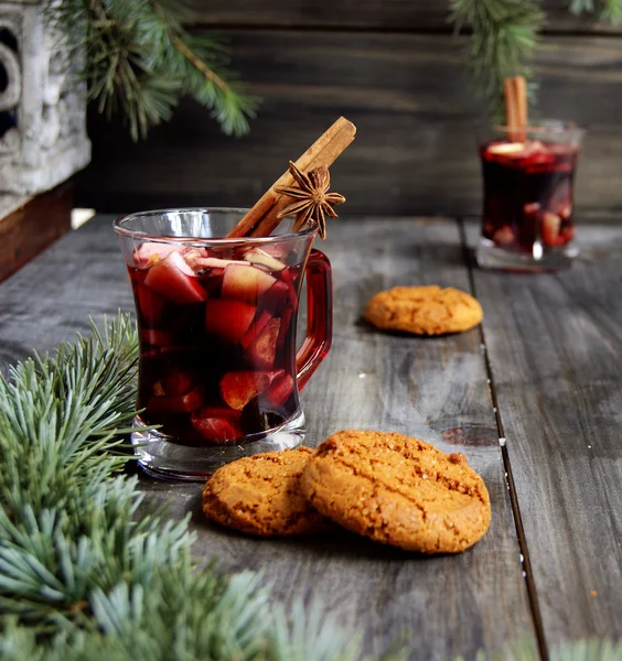 Filiżankę gorącej Boże Narodzenie grzane wino z ciastem — Zdjęcie stockowe