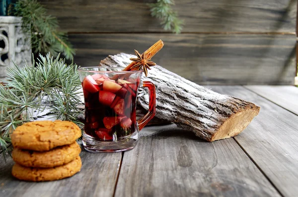 sıcak Noel fincan kek ile şarap mulled