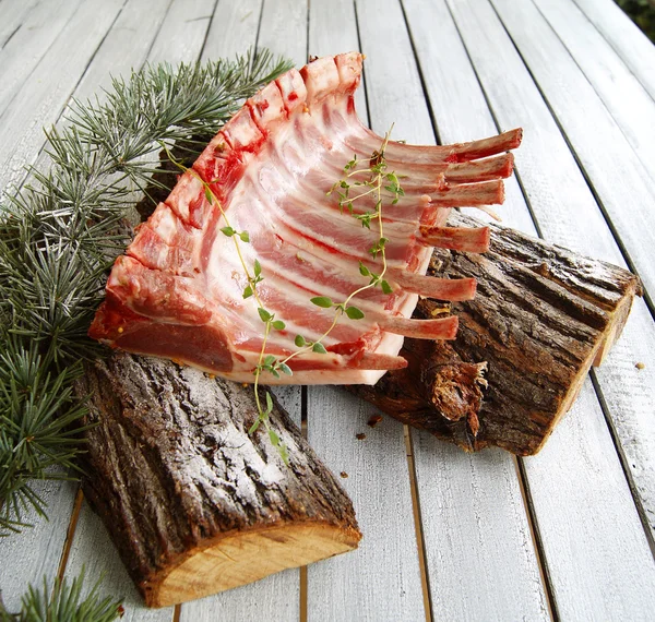 크리스마스와 새 해의 테이블을 원시 양고기 갈비 — 스톡 사진