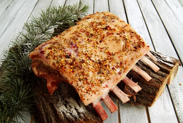 Costillas de cordero crudas a la mesa de Navidad y Año Nuevo —  Fotos de Stock