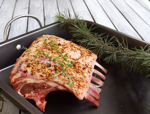 Costillas de cordero crudas a la mesa de Navidad y Año Nuevo —  Fotos de Stock