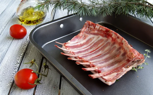 Costillas de cordero crudas a la mesa de Navidad y Año Nuevo —  Fotos de Stock