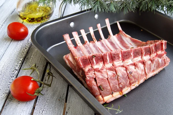 Costillas de cordero crudas a la mesa de Navidad y Año Nuevo —  Fotos de Stock