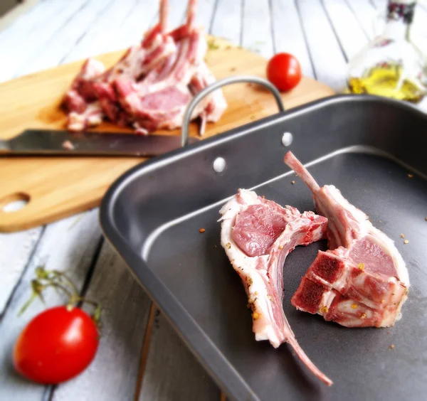 Costillas de cordero crudas a la mesa de Navidad y Año Nuevo —  Fotos de Stock