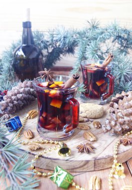 Noel ve yeni yıl için sıcak mulled şarap bardağı