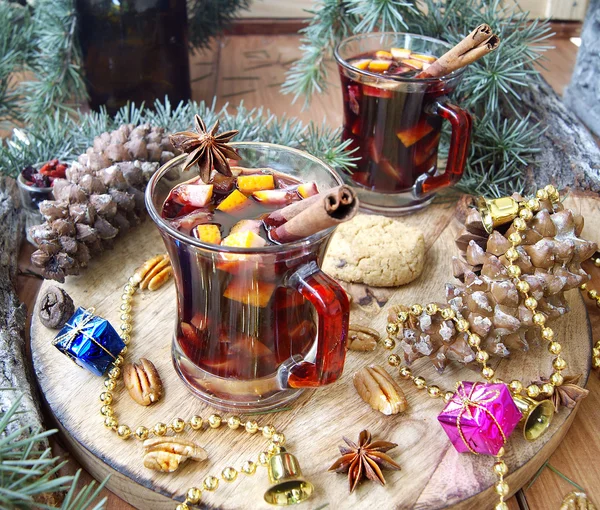 Φλιτζάνι ζεστό mulled κρασί για τα Χριστούγεννα και την Πρωτοχρονιά — Φωτογραφία Αρχείου