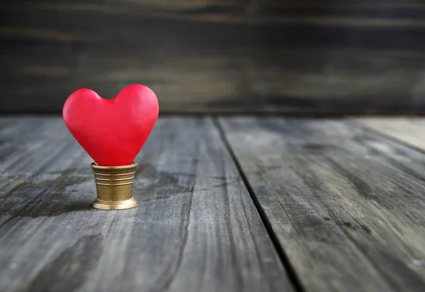 Kleine harten op een houten achtergrond — Stockfoto