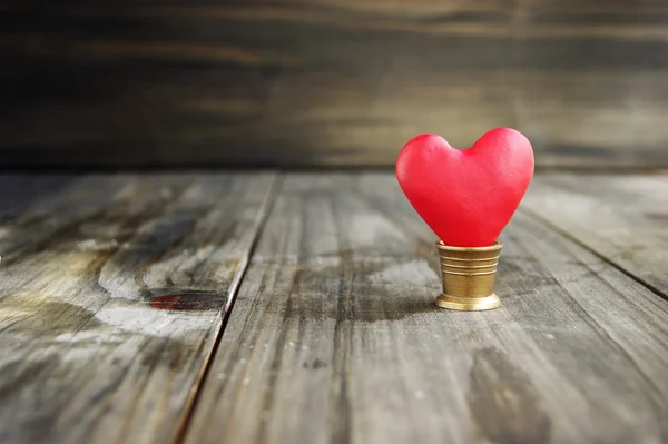 Kleine harten op een houten achtergrond — Stockfoto