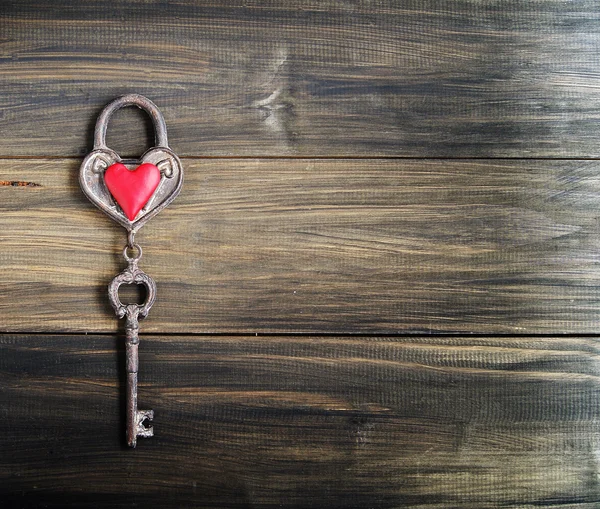 kalp ve anahtarı ahşap zemin üzerinde