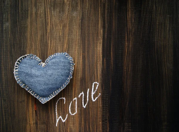 Denim hart en de inscriptie liefde — Stockfoto