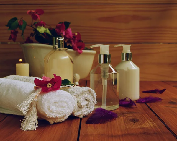 Badkamer en kuuroorden, handdoeken, bad op houten achtergrond — Stockfoto