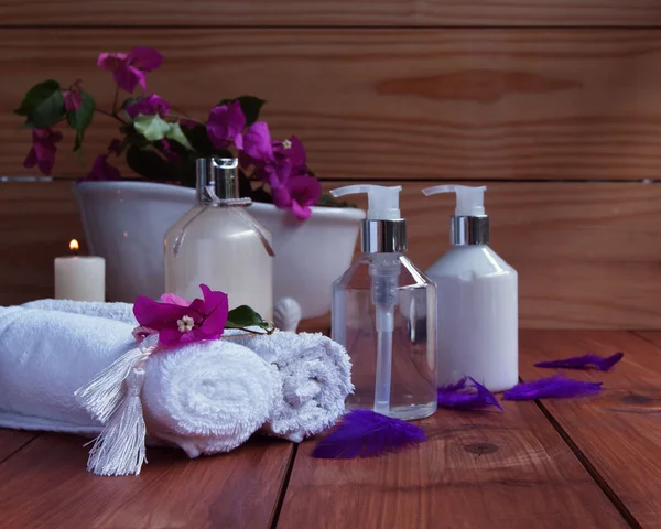 Badkamer en kuuroorden, handdoeken, bad op houten achtergrond — Stockfoto