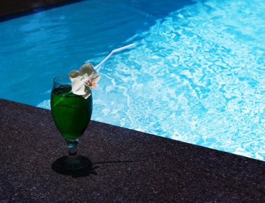 Havuzun yanında bir mavi egzotik kokteyl