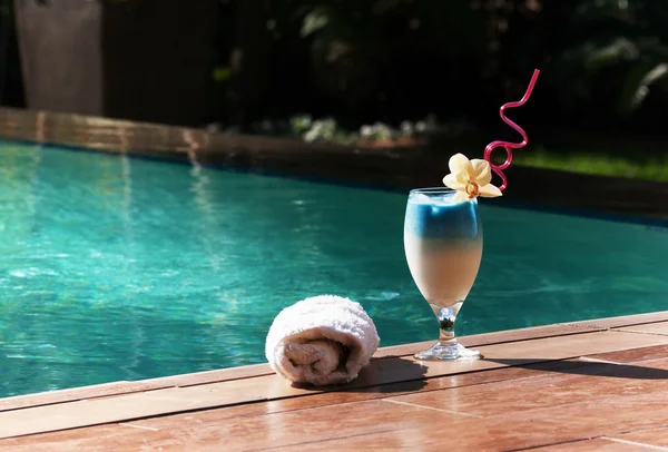 Havuzun yanında bir mavi egzotik kokteyl
