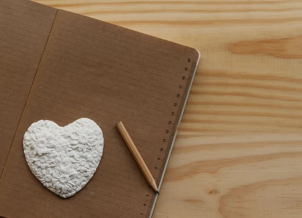 Białe serca leżącego na notebooka — Zdjęcie stockowe