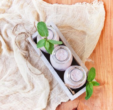 Çilekli milkshake bir rustik ahşap tablo