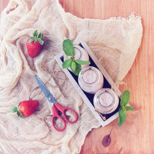 Milkshake aux fraises sur une table rustique en bois — Photo