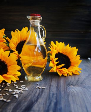 Ayçiçeği, ayçiçeği tohumu ve bir şişe