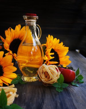 Ayçiçeği, makarna, domates, fesleğen ve yağı bir şişe