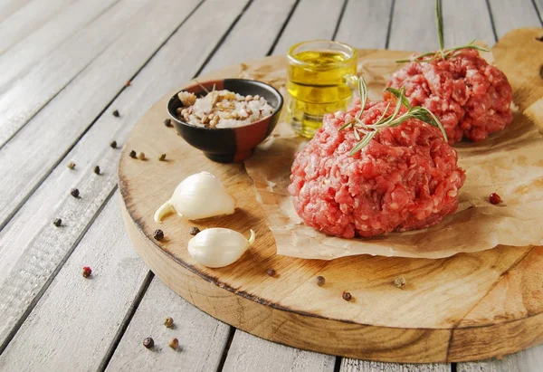 Carne molida cruda para hamburguesas cocinadas con especias — Foto de Stock