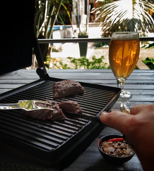 Baharat, biber ve sarımsak ile ham sığır kızarmış bir elektrikli ızgara