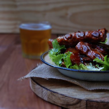 Izgara domuz kaburga sos ve bira ile