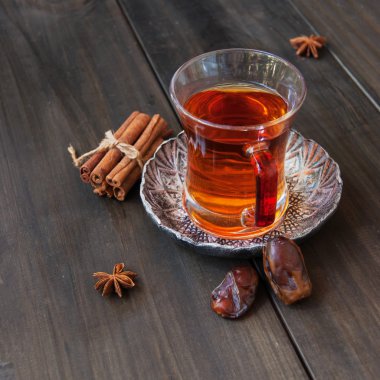 fincan çay, tarçın, anason, çaydanlık ve çiçekler