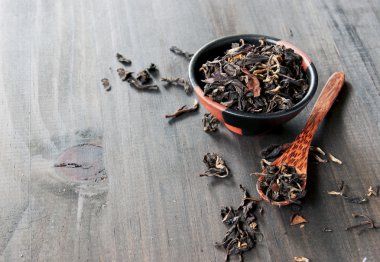 siyah çay ve bir tahta kaşık ile kase