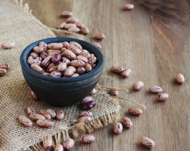 rustik tarzda ham fasulyeli kase