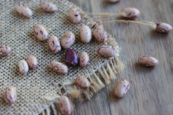 Tazón con frijoles crudos en un estilo rústico —  Fotos de Stock