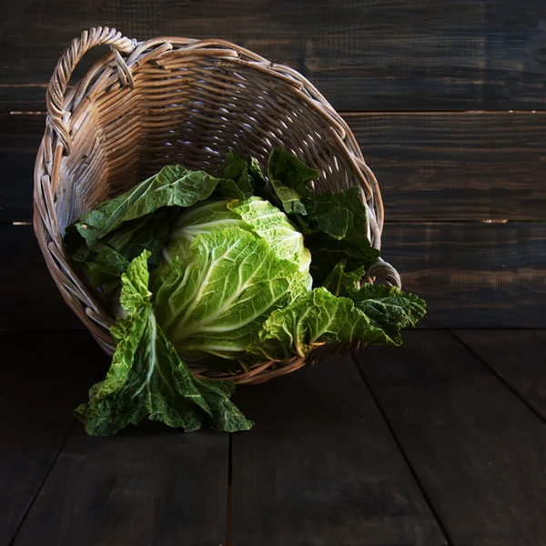 Cavolo in un cesto, rustico — Foto Stock