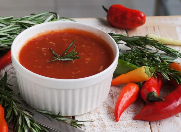 Kase domates sıcak sos biber ile — Stok fotoğraf